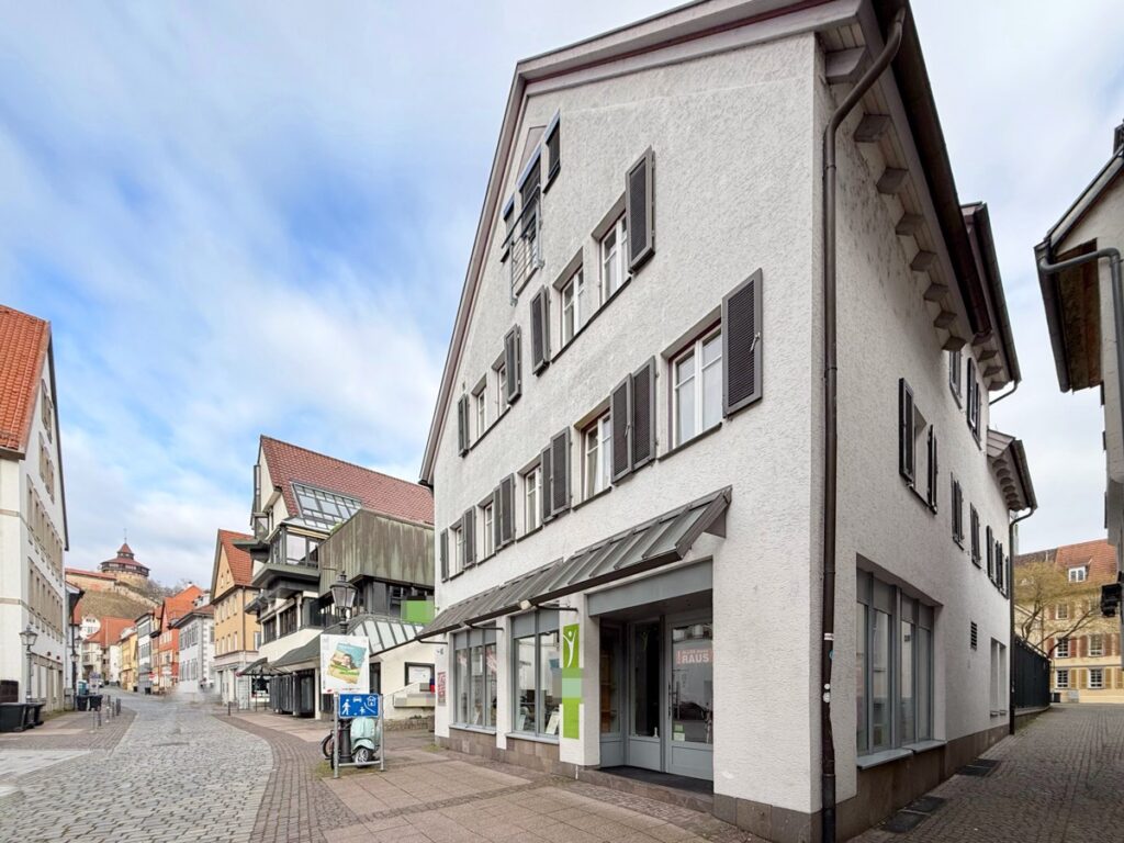 Hausansicht und Eingang Gewerbe