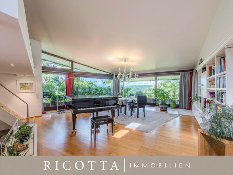Wohnbereich mit großen Fensterfronten und Traumaussicht
