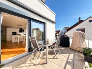 Großer Balkon mit Markise