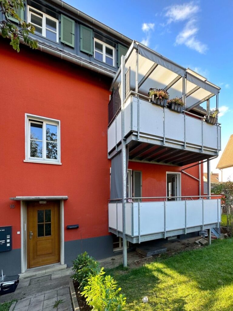 Hauseingang und Balkon