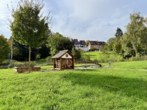 Spielplatz vor dem Haus