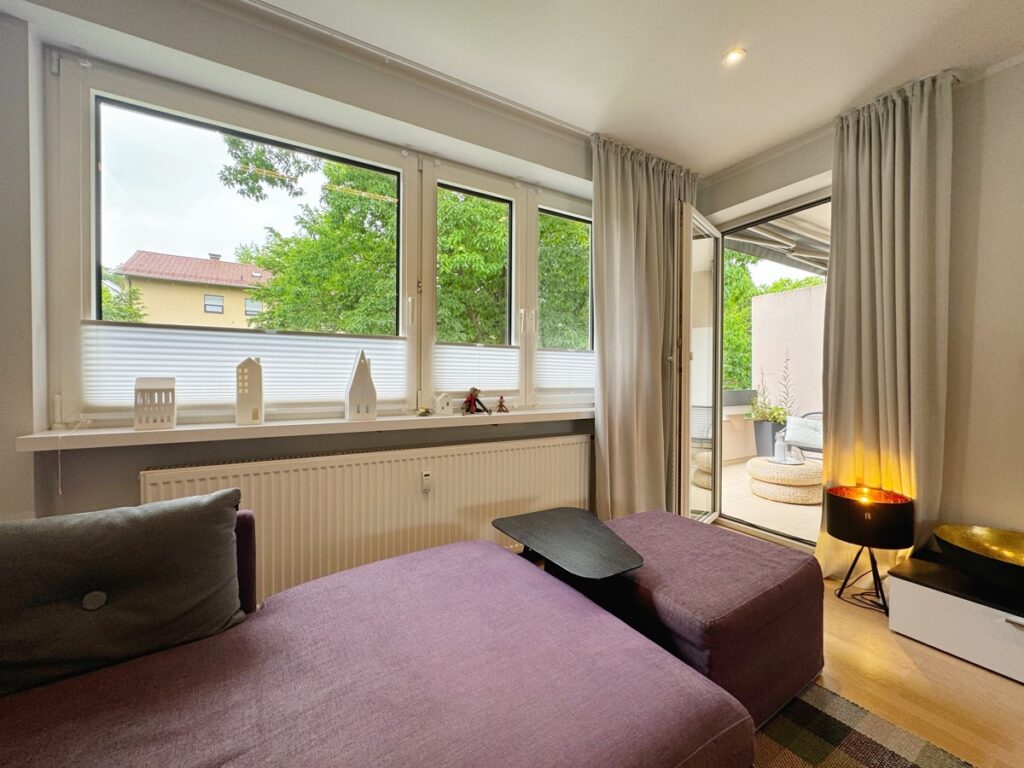 Wohnzimmer mit Blick auf den Balkon