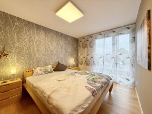 OG-Zimmer 2 mit Balkonzugang
