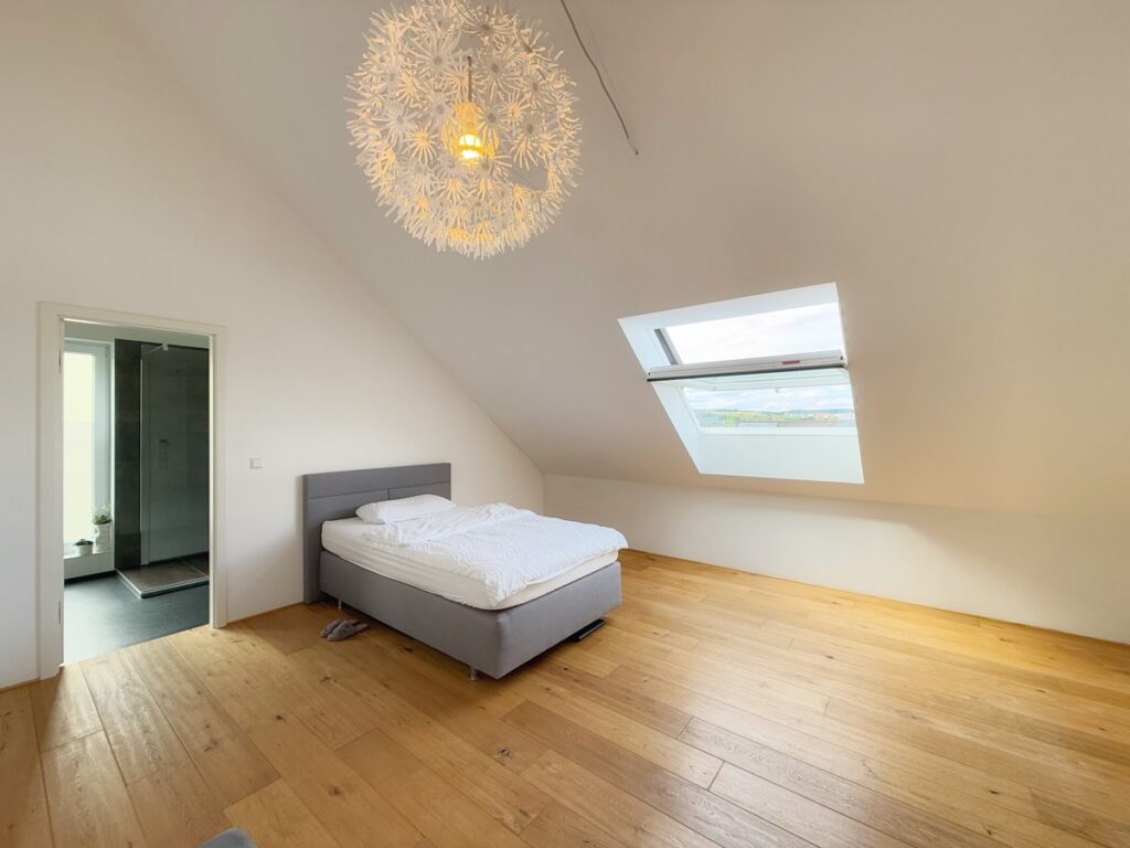 Schlafzimmer mit Zugang ins Bad