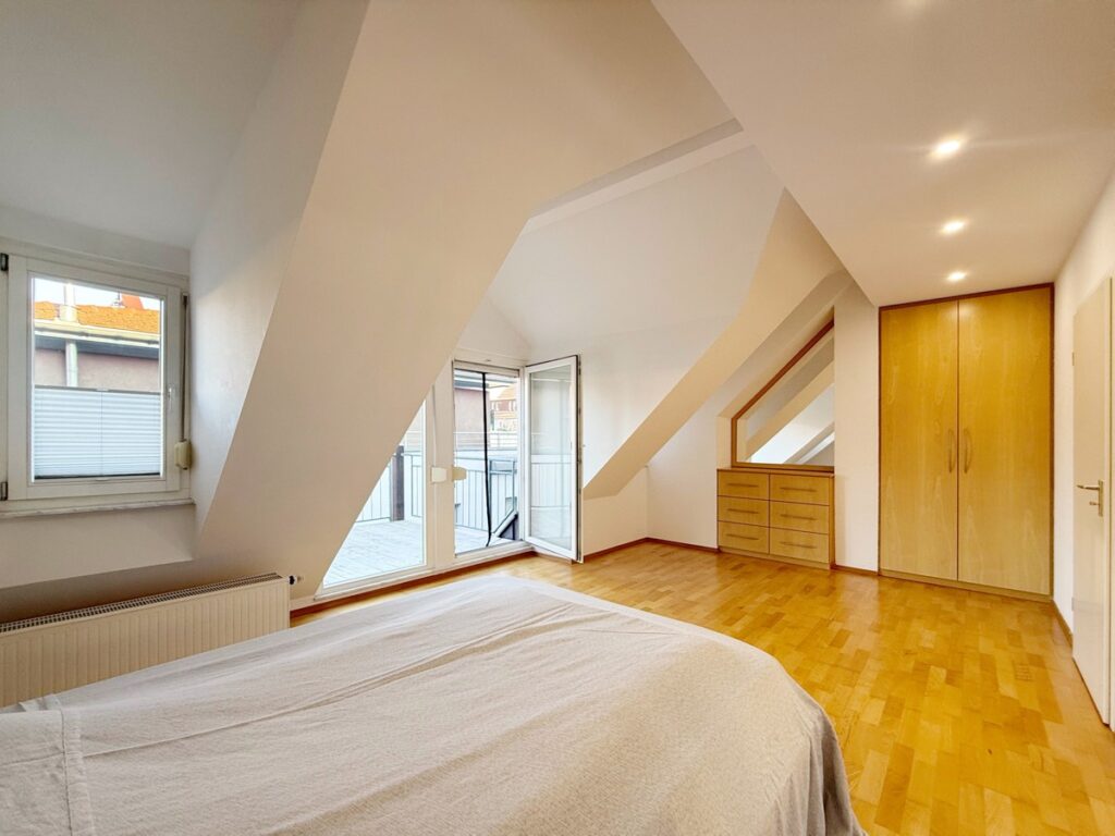 Schlafbereich mit Zugang auf den Balkon