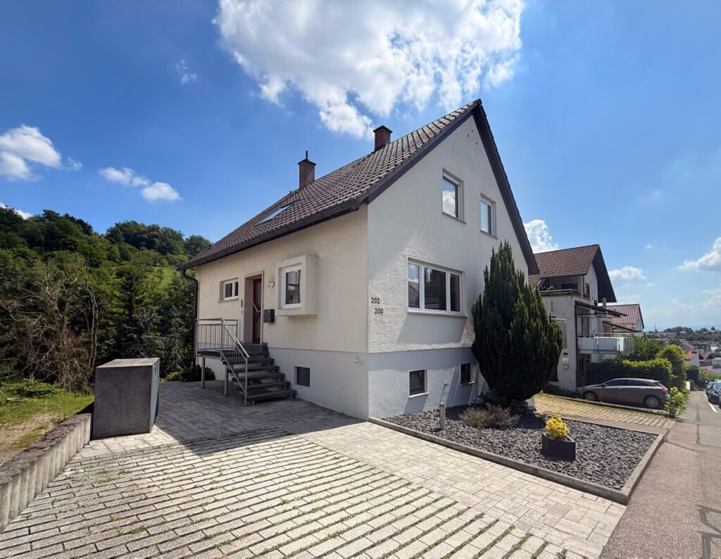 Stellplatz am Haus und Hauszugang