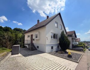 Stellplatz am Haus und Hauszugang