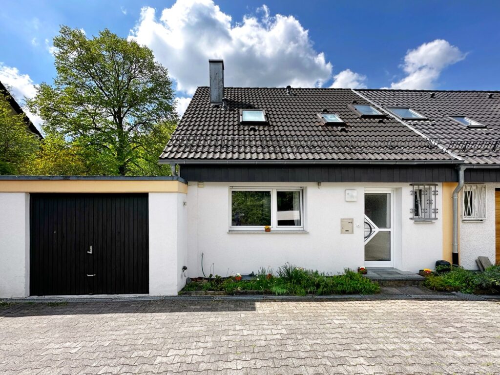 Hausansicht und Garage