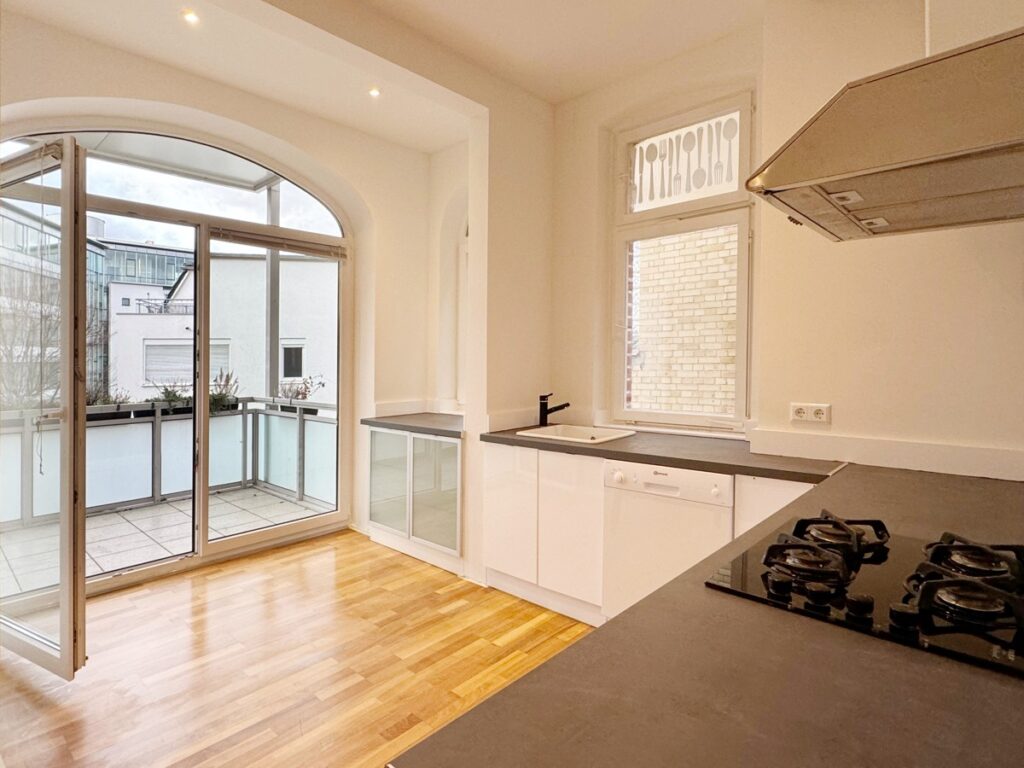 Küche mit Balkon