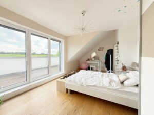 Kinderzimmer mit Balkonzugang im Dachgeschoss