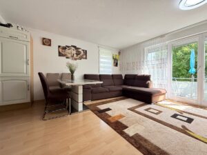 Wohnzimmer mit Zugang zum Balkon