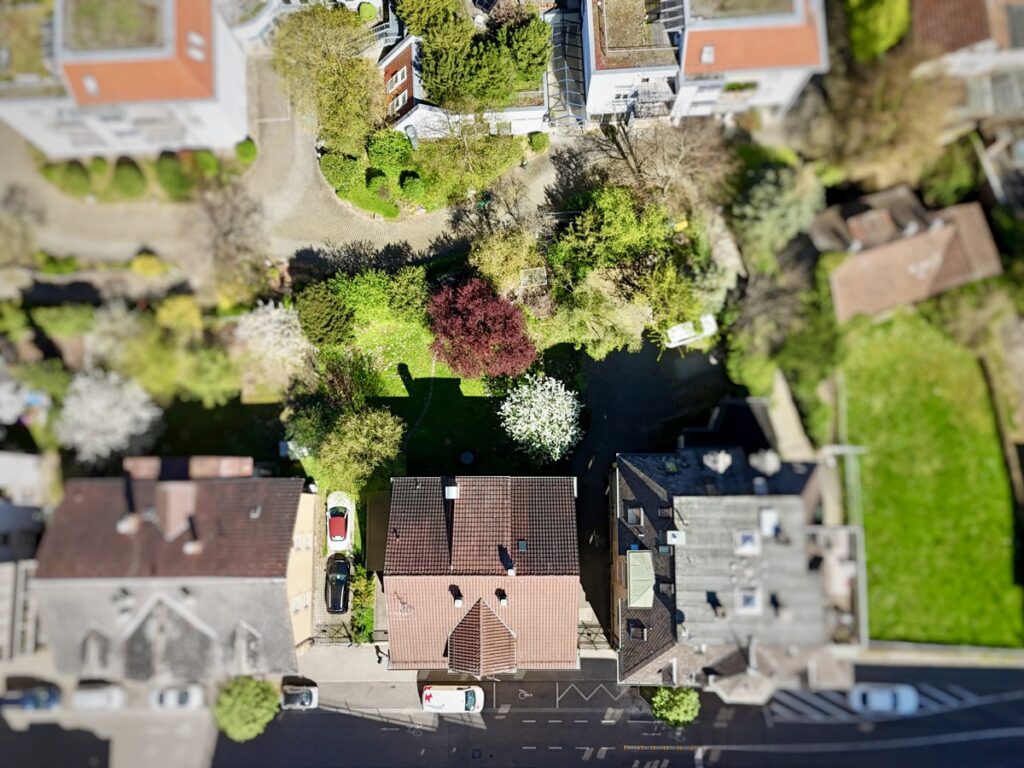 Hausansicht und Grundstück
