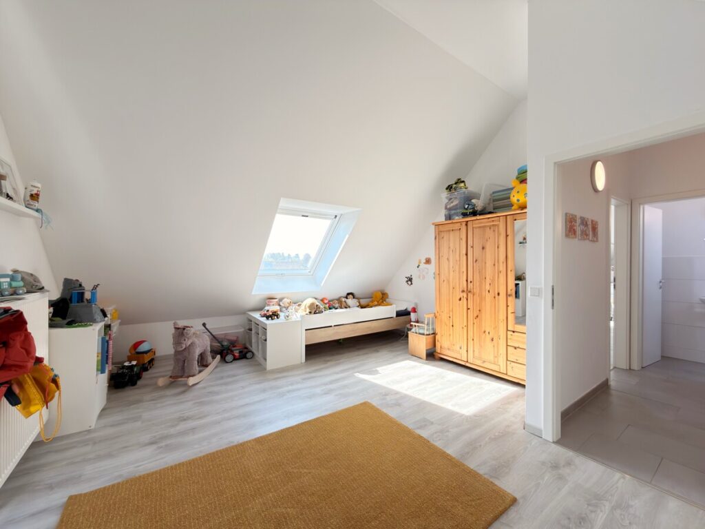 Zwei großzügige Zimmer im 2. DG