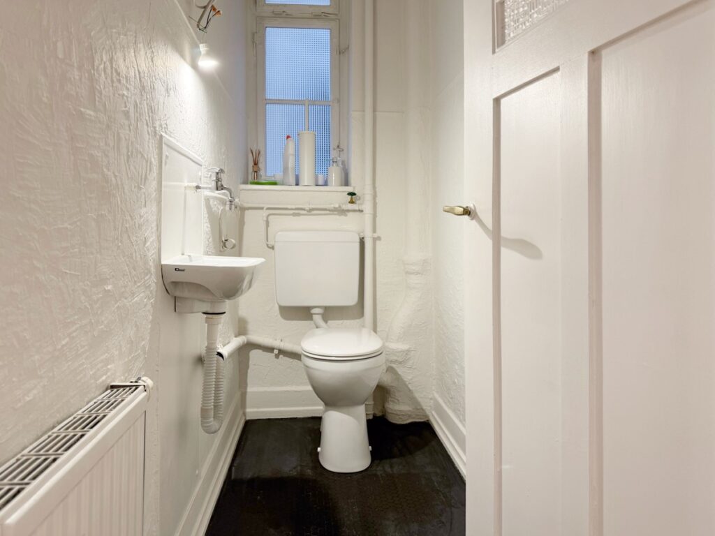 separates WC