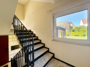 Treppenaufgang zur Wohnung im Obergeschoss
