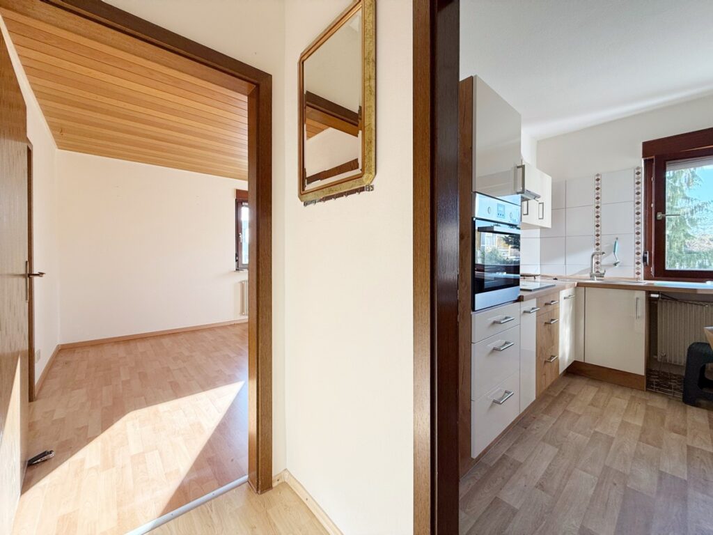 Flur mit Blick in die Küche und das Schlafzimmer