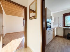 Flur mit Blick in die Küche und das Schlafzimmer