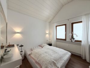 Schlafzimmer mit überhoher Decke
