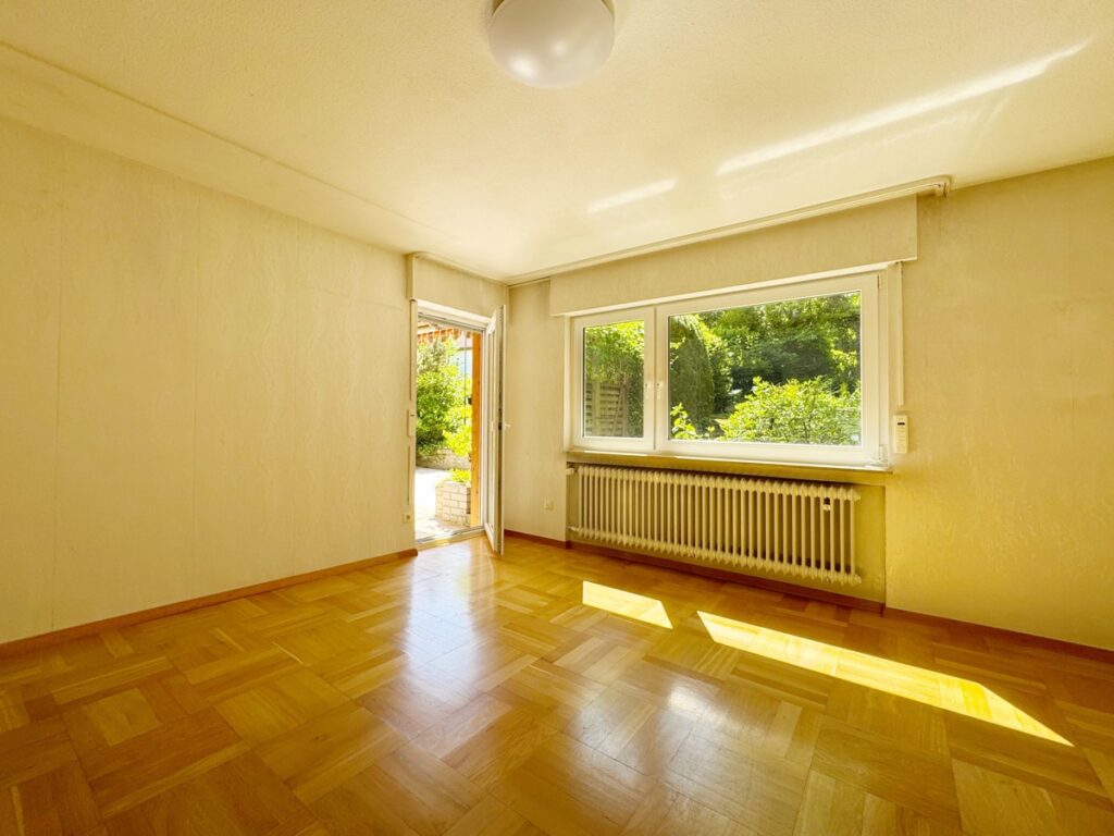 EG Schlafzimmer mit Zugang auf die Terrasse rasse
