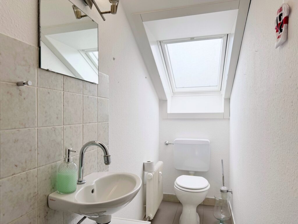 separates WC