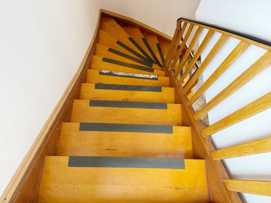 Holztreppe ins OG
