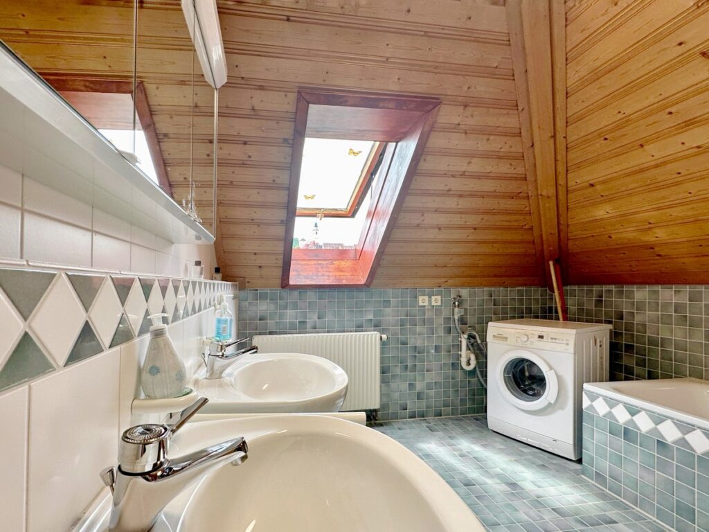 Tageslichtbad mit Dusche und Badewanne