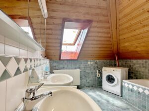 Tageslichtbad mit Dusche und Badewanne