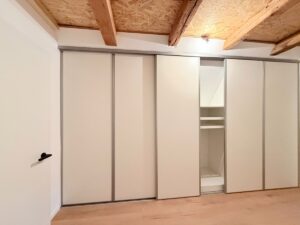 Großer Einbauschrank in der Dachschräge im 2.DG