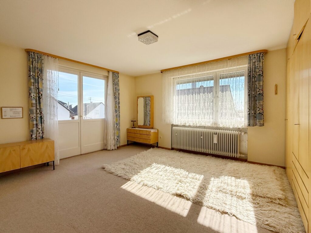Zimmer 1. OG mit Zugang Balkon