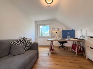 Arbeits- oder Kinderzimmer