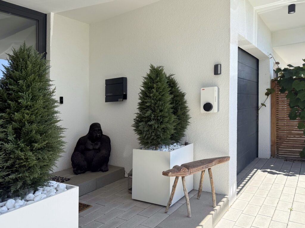 Überdachter Eingangsbereich und Garage