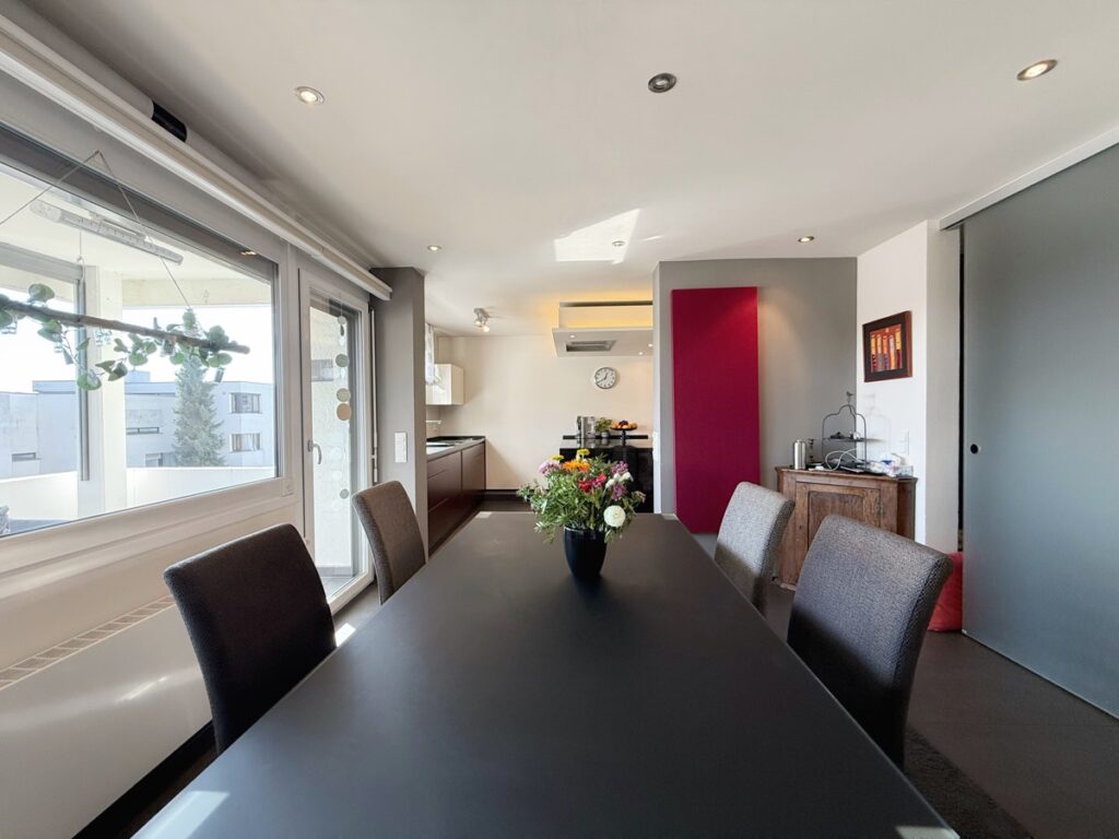 Essbereich mit angrenzendem Balkon