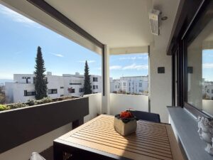 Überdachter Balkon in der unteren Ebene