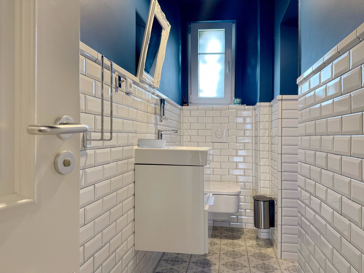 Bad mit Raindance-Dusche Wohnung 1. OG