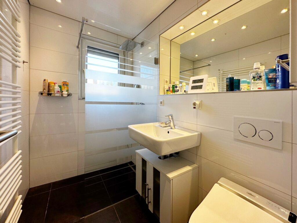 EG links Badezimmer
