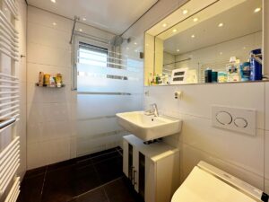 EG links Badezimmer