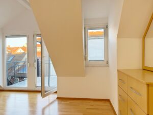 Schlafbereich mit Zugang auf den Balkon