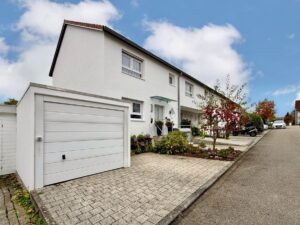 Hausansicht mit Garage und Stellplatz