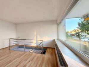 Wohnbereich mit Treppenabgang in den Wohnbereich im Souterrain