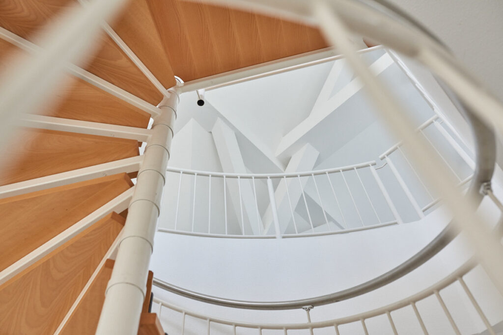 Wendeltreppe und überhohe Decke