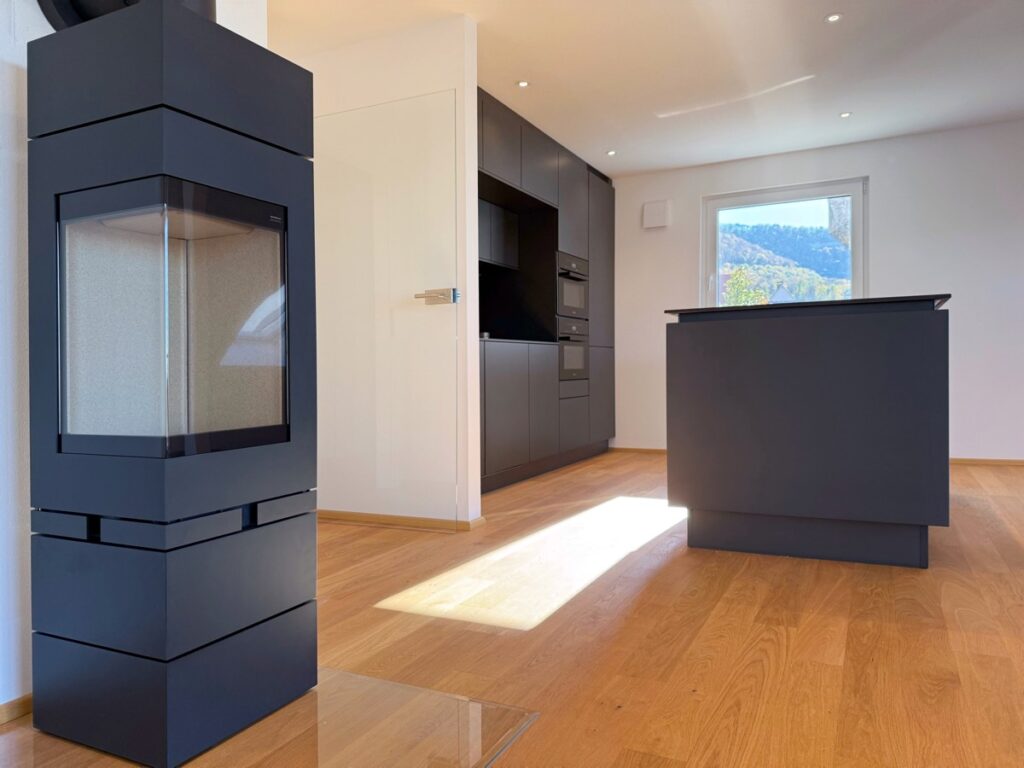 Kamin mit Blick in den Küchenbereich