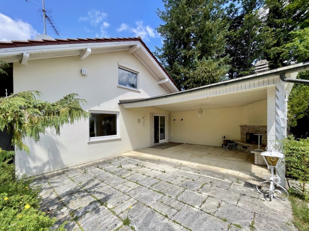 überdachte Terrasse mit Aussenkamin