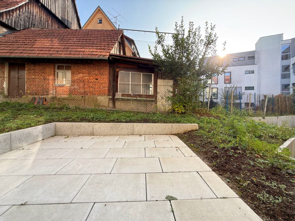 Terrasse mit kleinem Garten