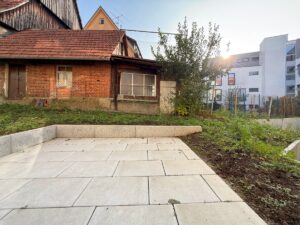 Terrasse mit kleinem Garten