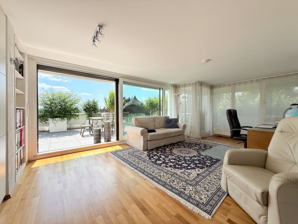 Zimmer mit Terrassenzugang im Dachgeschoss