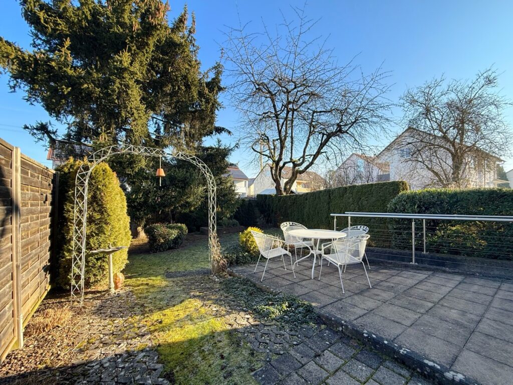 Terrasse und Gartenansicht