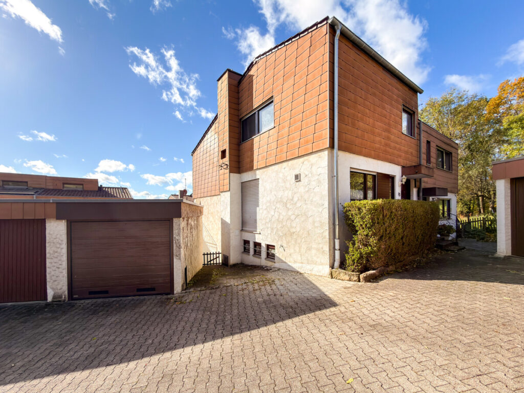Doppelhaushälfte mit Garage und Stellplatz davor