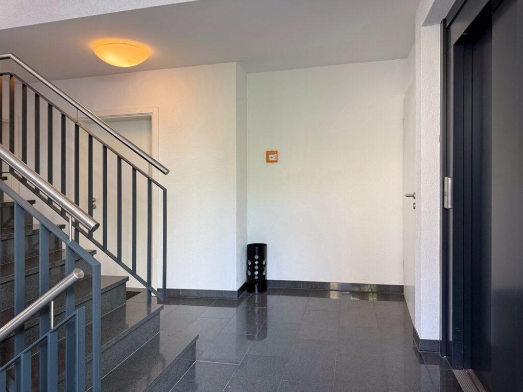 Treppenhaus mit Aufzug in die Tiefgarage
