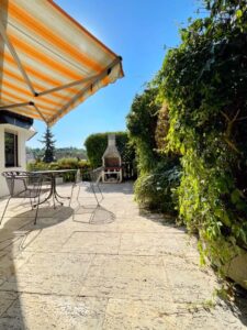 Große sonnige Terrasse