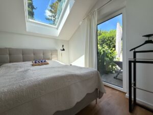 Schlafzimmer mit Zugang zum hinteren Garten